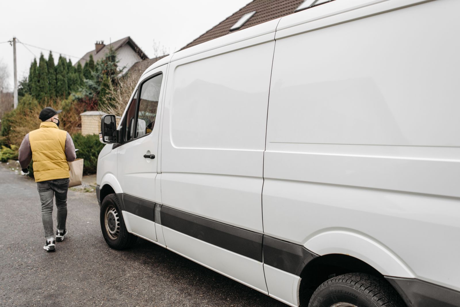 Bestelwagen van een onderneming wordt professioneel behandeld